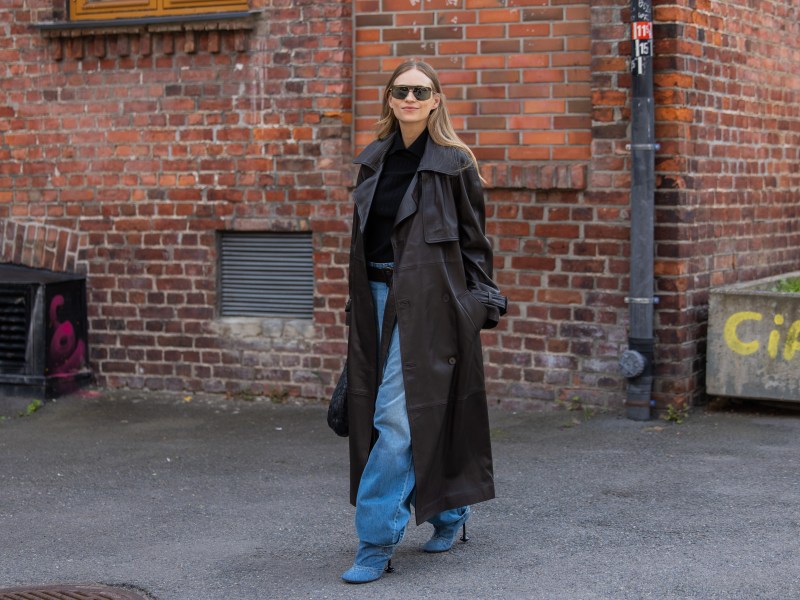 Frau in Jeans und Stiefel auf Straße