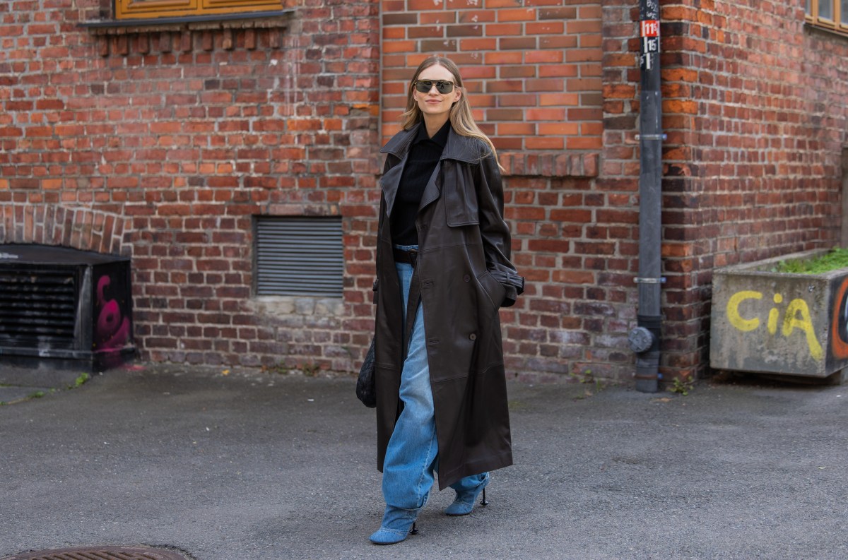 Frau in Jeans und Stiefel auf Straße