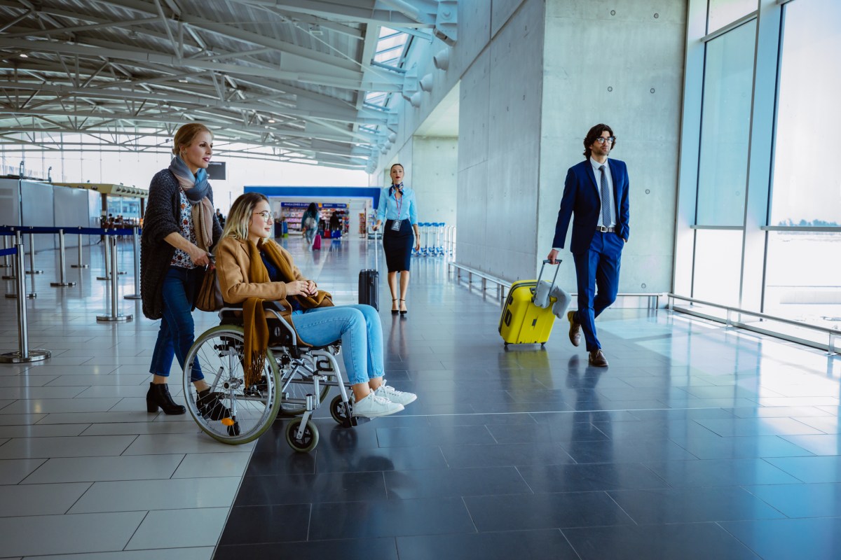 Eine Flugbegleiterin erklärt, wie Rollstuhlfahrer:innen betreut und begleitet werden.