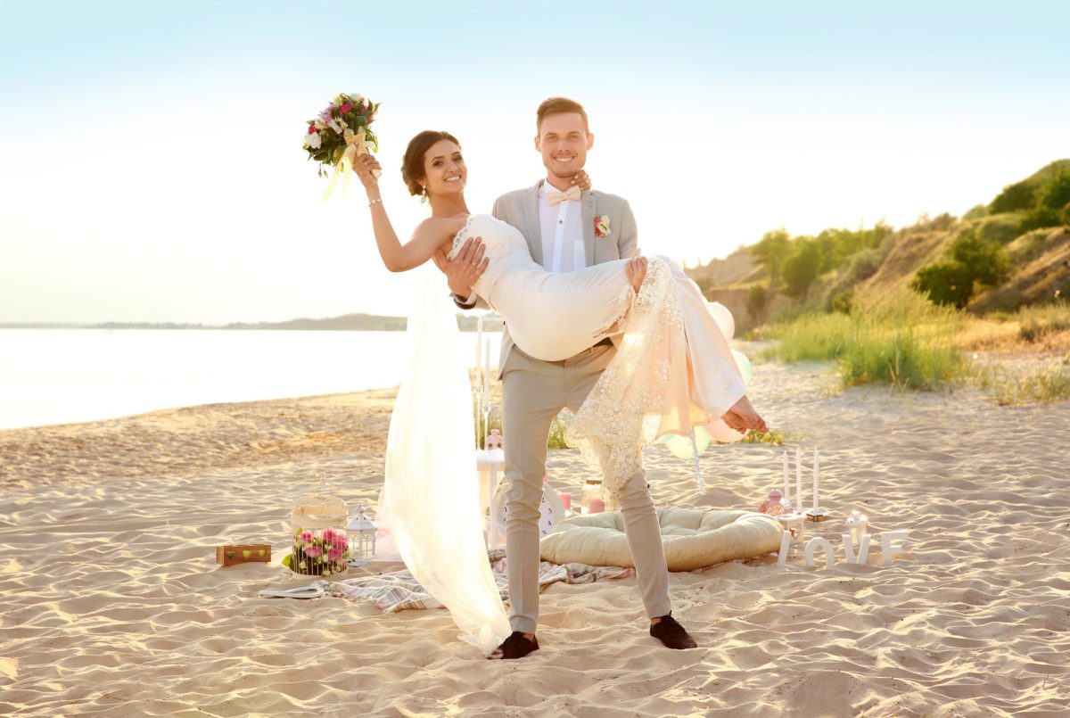 Paar heiratet am Strand