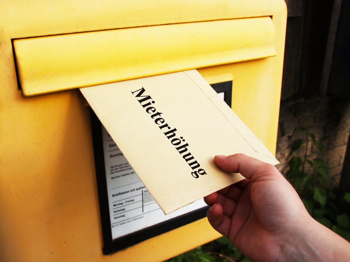 Ein Umschlag mit der Aufschrift MieterhÃ¶hung wird in einen Briefkasten geworfen.