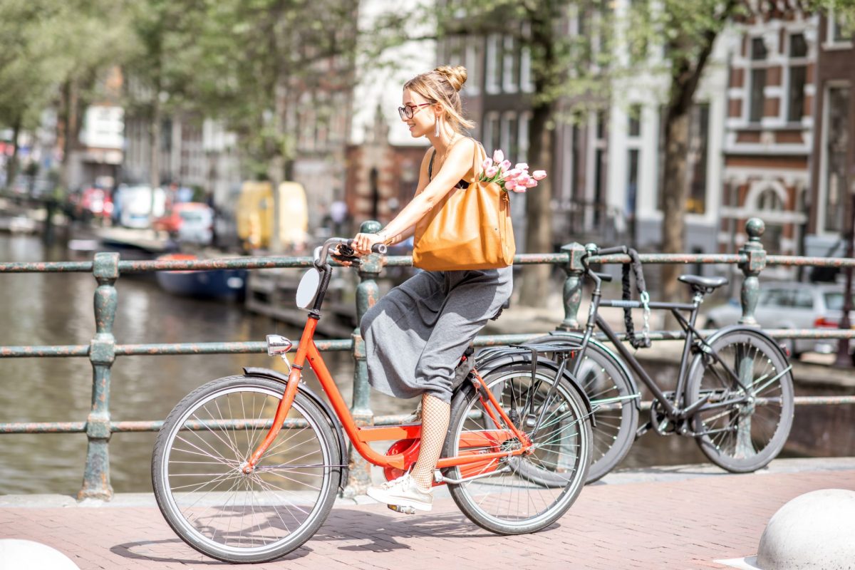 Frau fährt Rad in Amsterdam