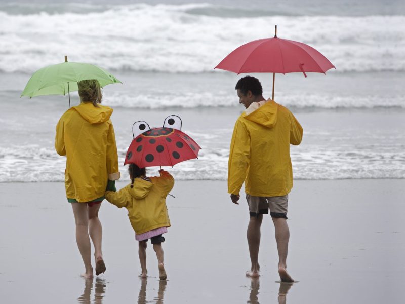 Familie im Urlaub mit Regen