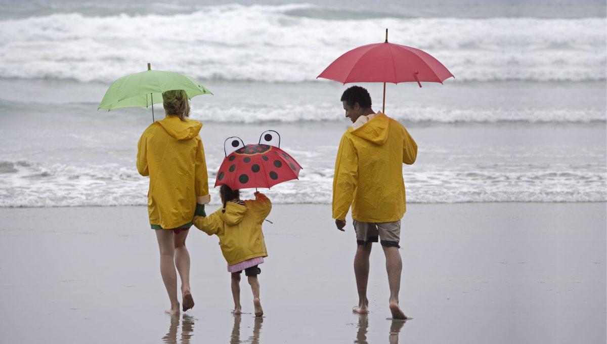 Familie im Urlaub mit Regen