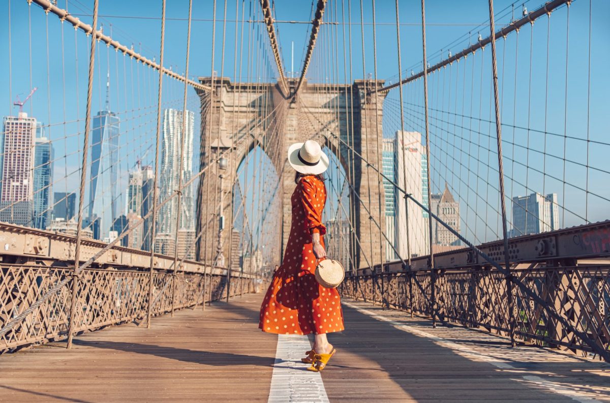 Frau in New York auf der Brooklyn Bridge.