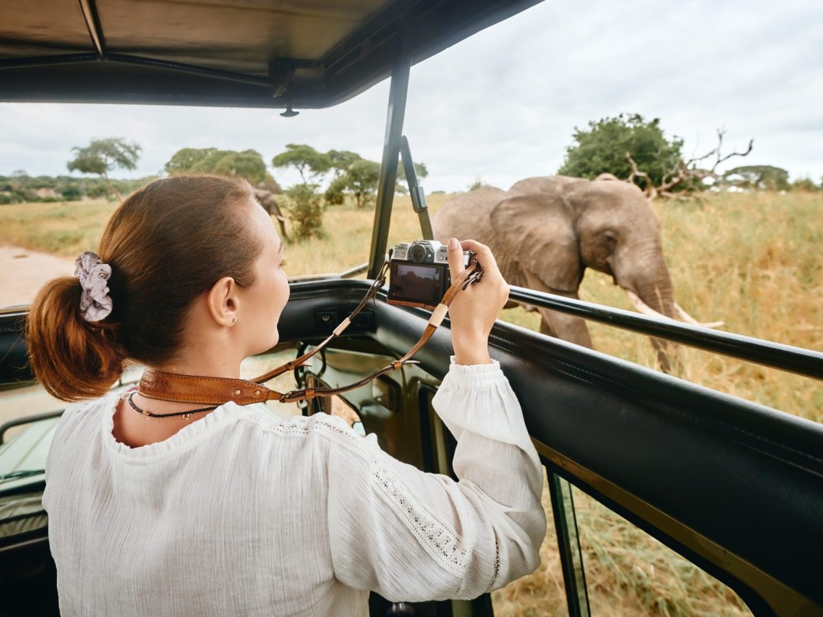 Frau auf Safari