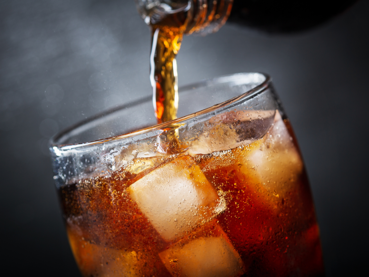 Softdrink Cola in Glas mit Eiswürfeln