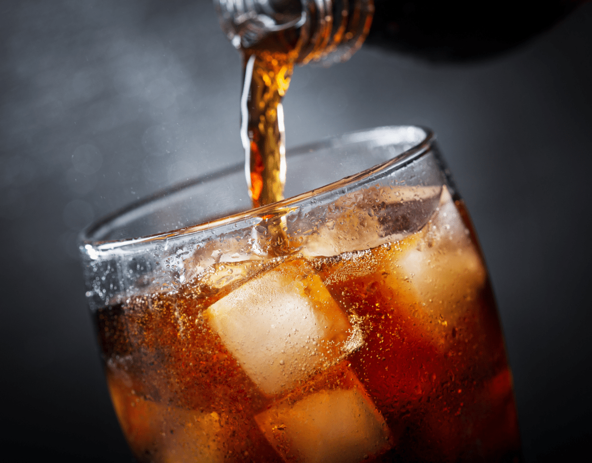 Softdrink Cola in Glas mit Eiswürfeln