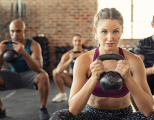 Frauen und Männer beim Krafttraining