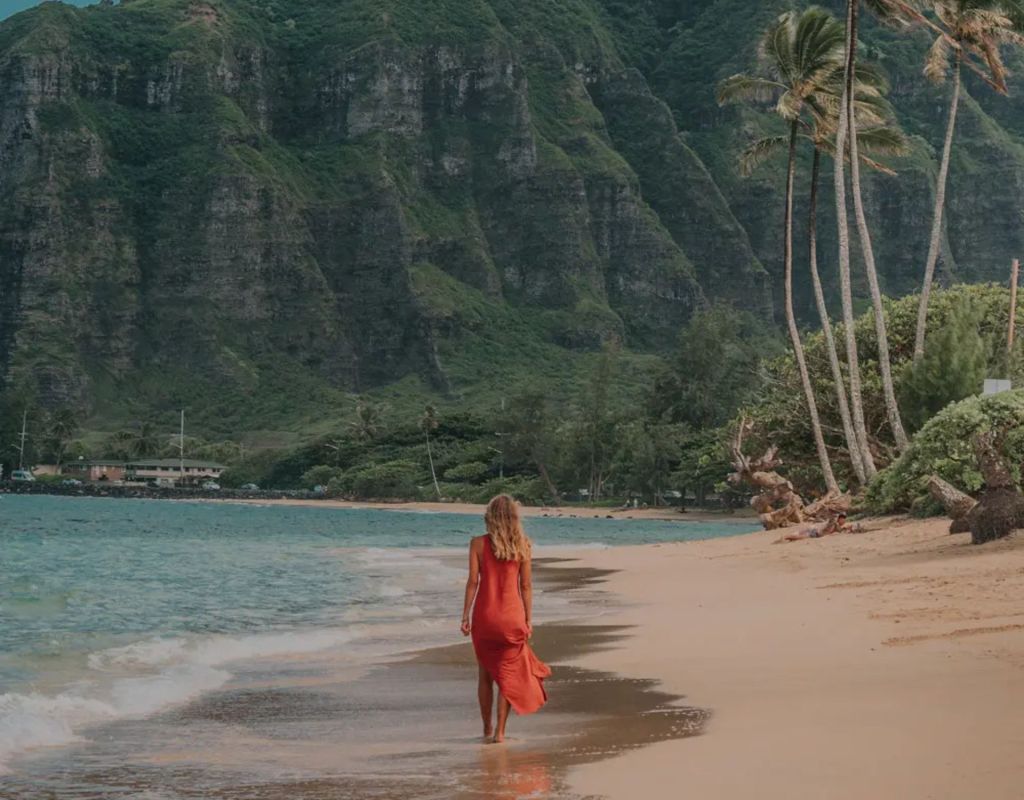 Spaziergängerin am Strand von Hawaii