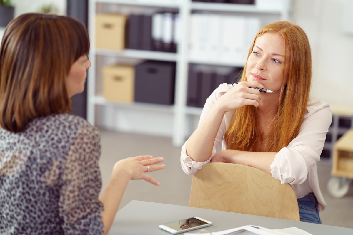 Zwei Frauen führen im Büro ein Mitarbeitergespräch.