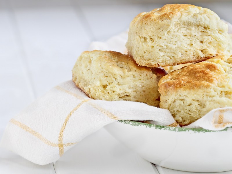 Buttermilch-Brötchen in einer weißen Schüssel