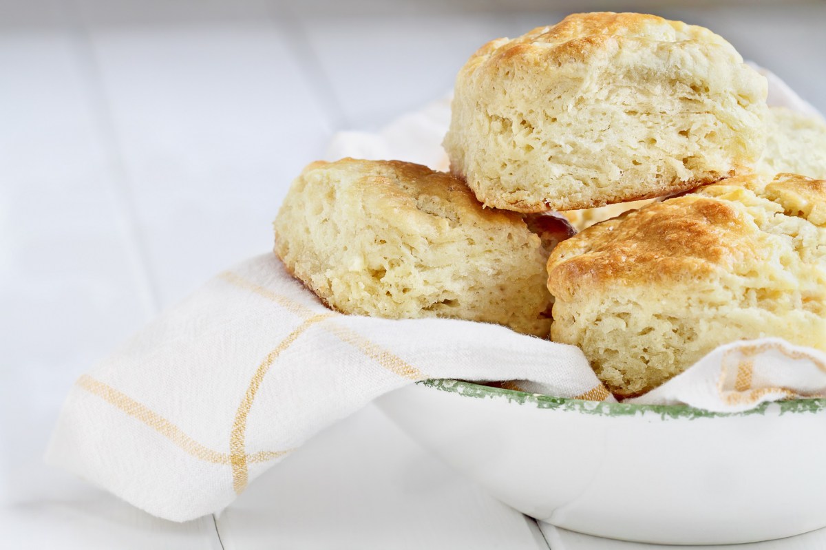 Buttermilch-BrÃ¶tchen in einer weiÃŸen SchÃ¼ssel