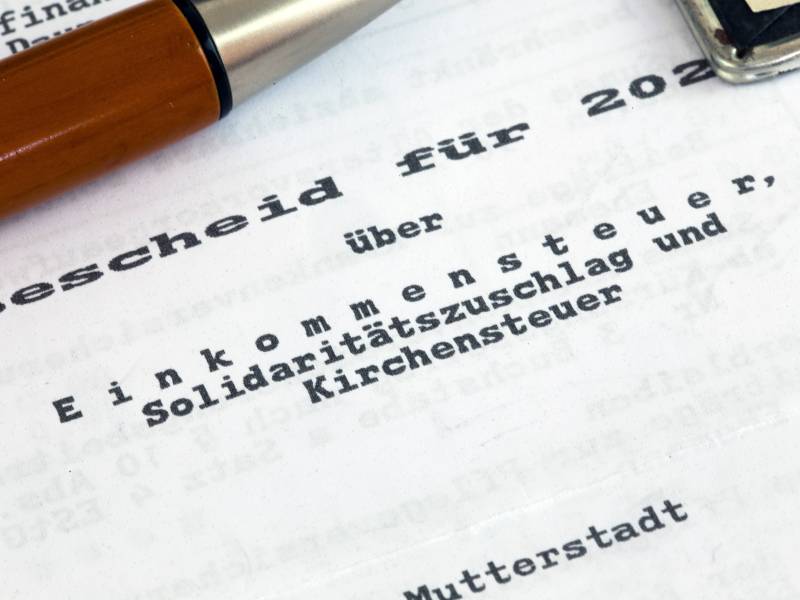 Ein Steuerbescheid und Kugelschreiber