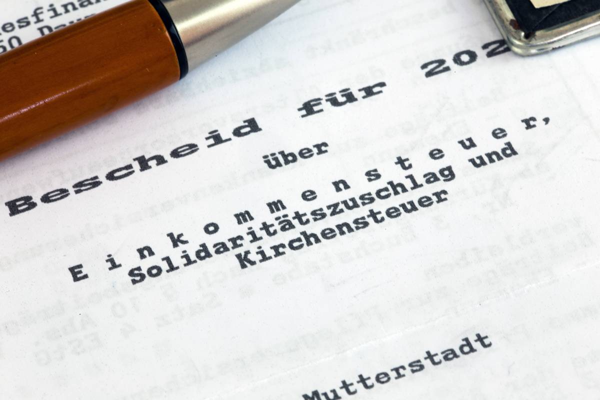 Ein Steuerbescheid und Kugelschreiber