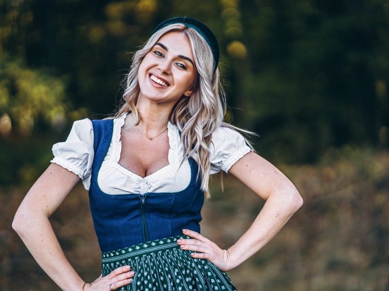 Frau in Dirndl