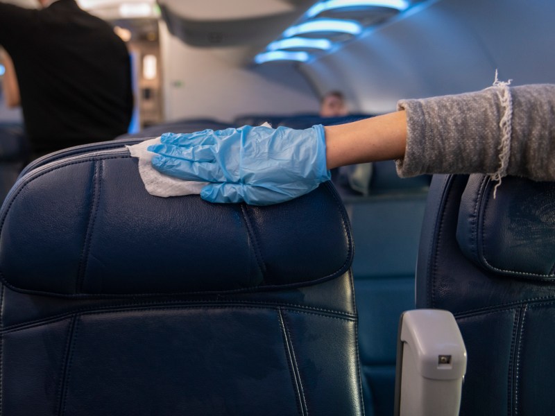 Laut Forschenden: Diese Passagier:innen sollten im Flugzeug selbst putzen.