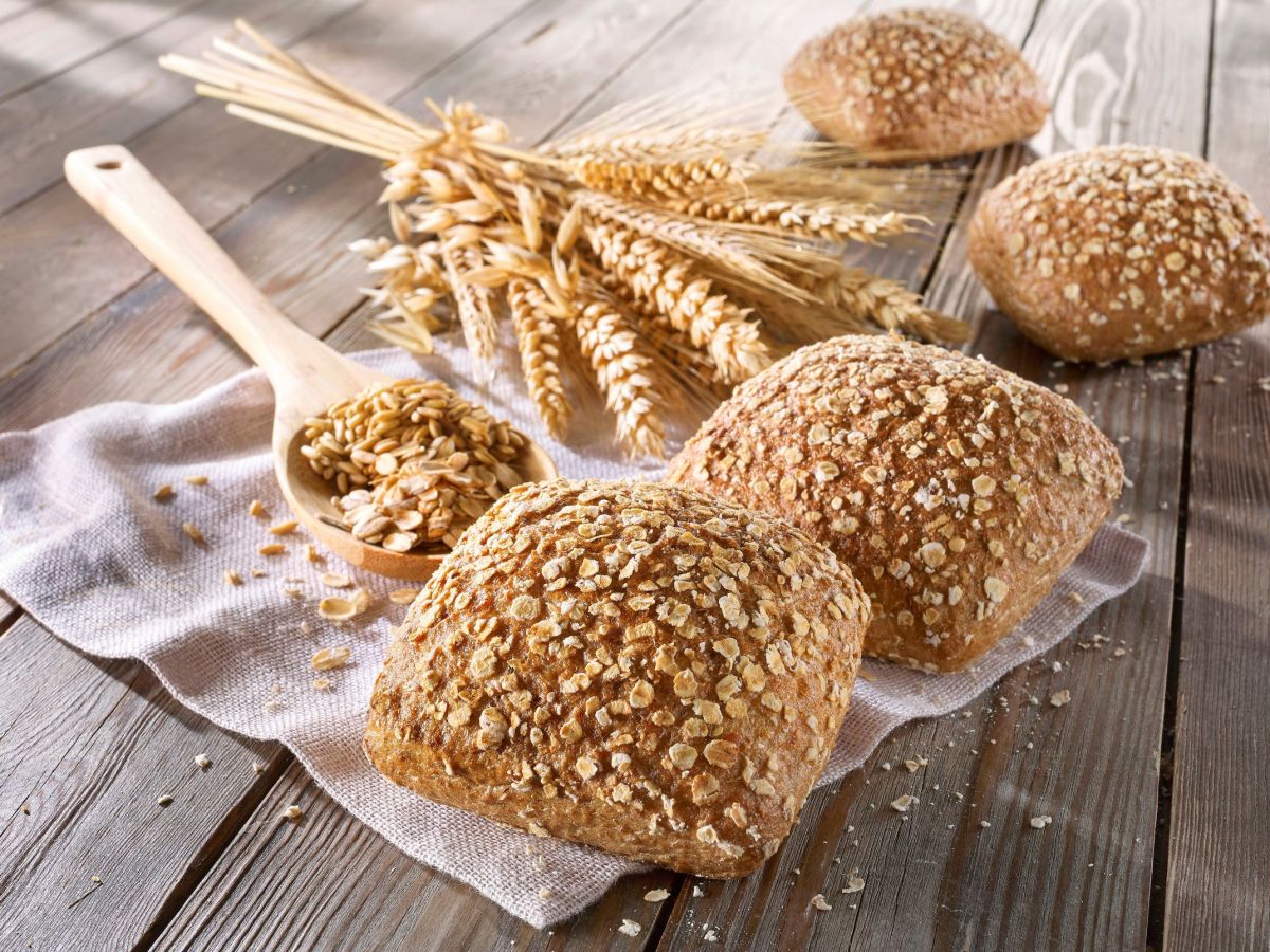 HaferflockenbrÃ¶tchen aufgereiht, Serviette und Ã„hren im Hintergrund als Deko.