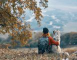 Frau mit Hund: Dein Sternzeichen als Hund: Mops und Co.