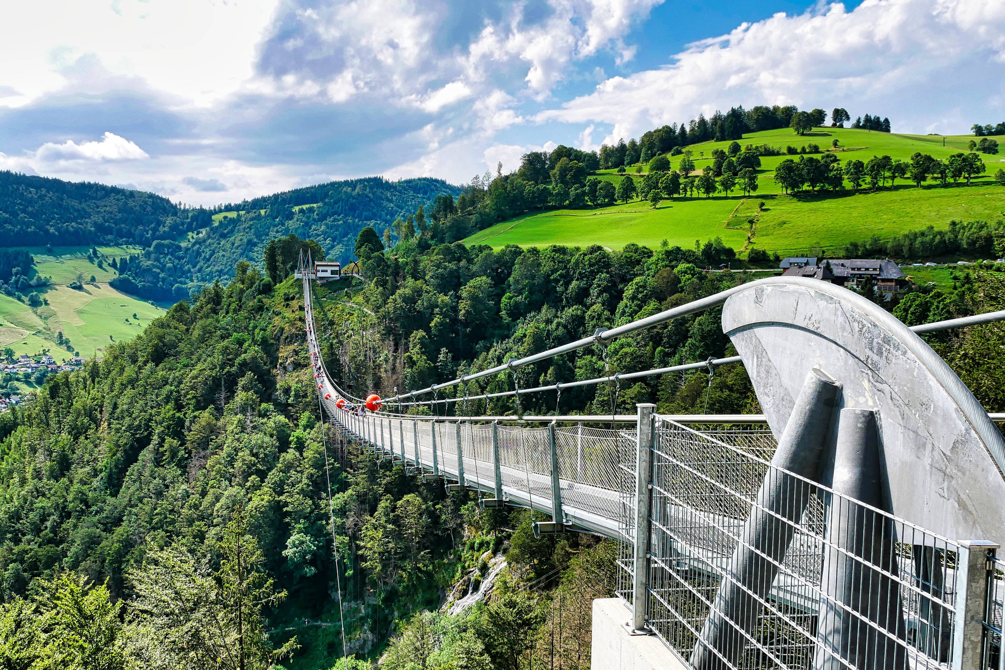 Von der Blackforestline hast du einen guten Blick auf den majestätischen Todtnauer Wasserfall. 