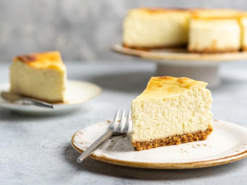 Gönne dir ein Stück cremigen Käsekuchen mit Mascarpone