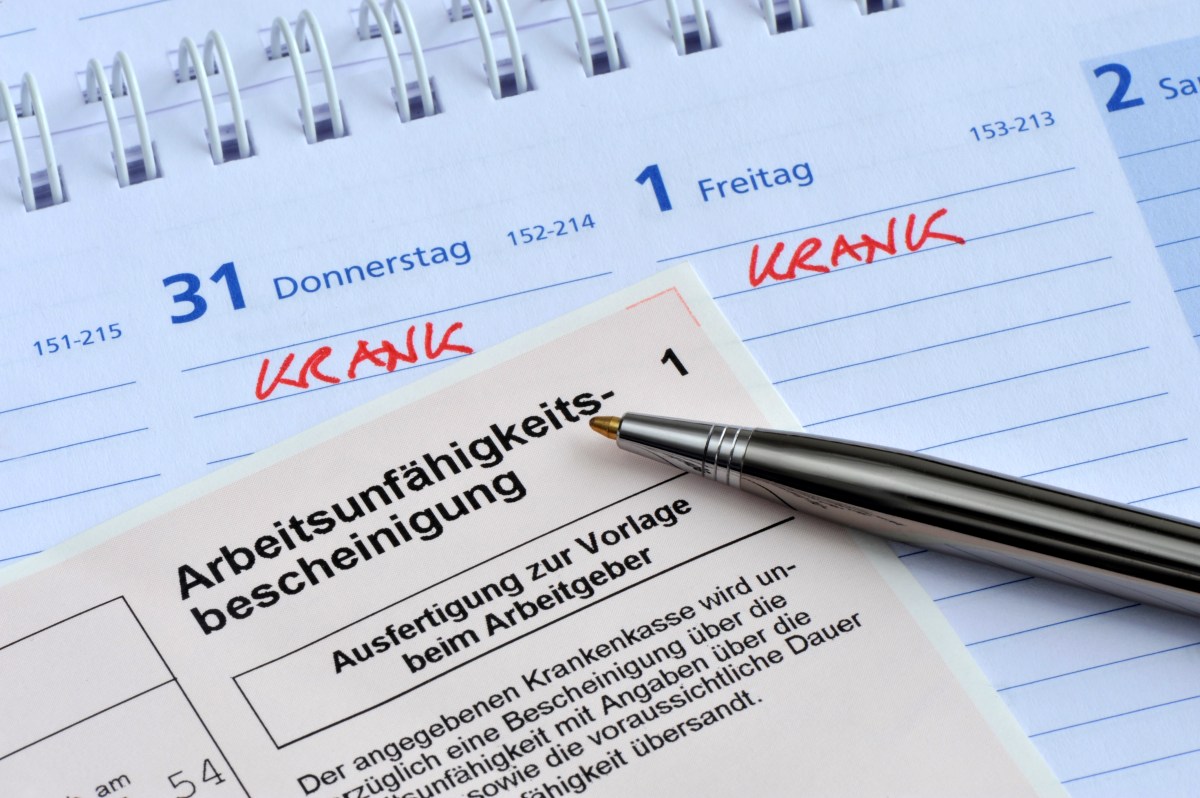 ArbeitsunfÃ¤higkeitsbescheinigung und ein Kalender mit Krankmeldung.