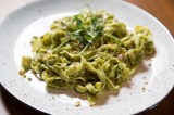 Ein Teller mit Linguine alla Frankfurter Carbonara.