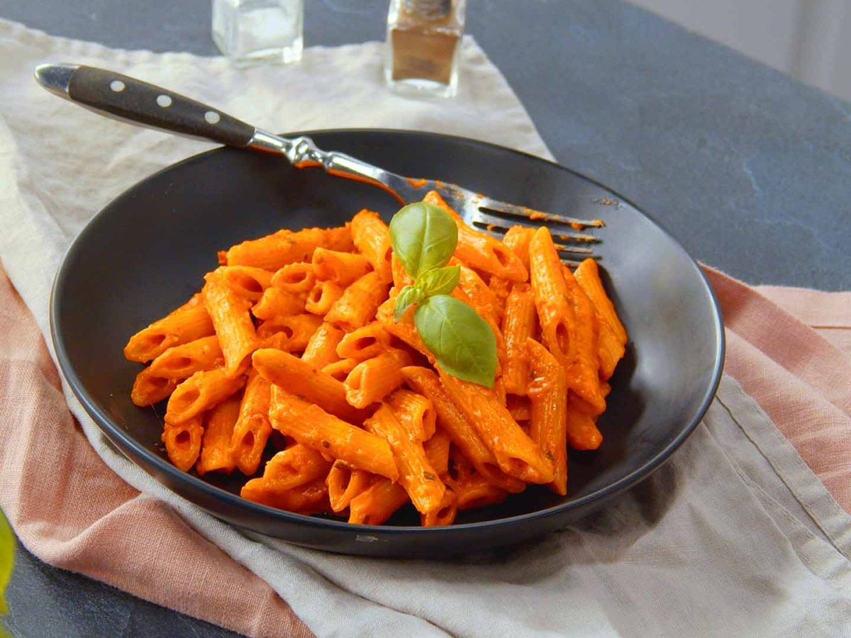 Penne mit Tomate-Mozzarella: Blitzschnelles One-Pot-Gericht