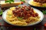 Ein Teller Nudeln mit Ragú alla bolognese, der offiziellen Bolognese-Soße.