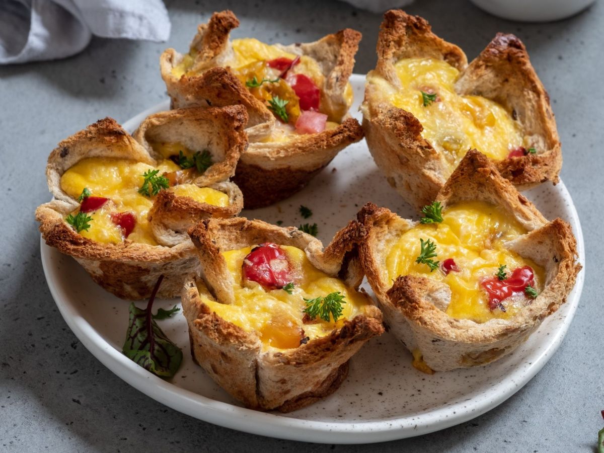 RÃ¼hrei-Toast-Muffins auf einem Teller serviert.