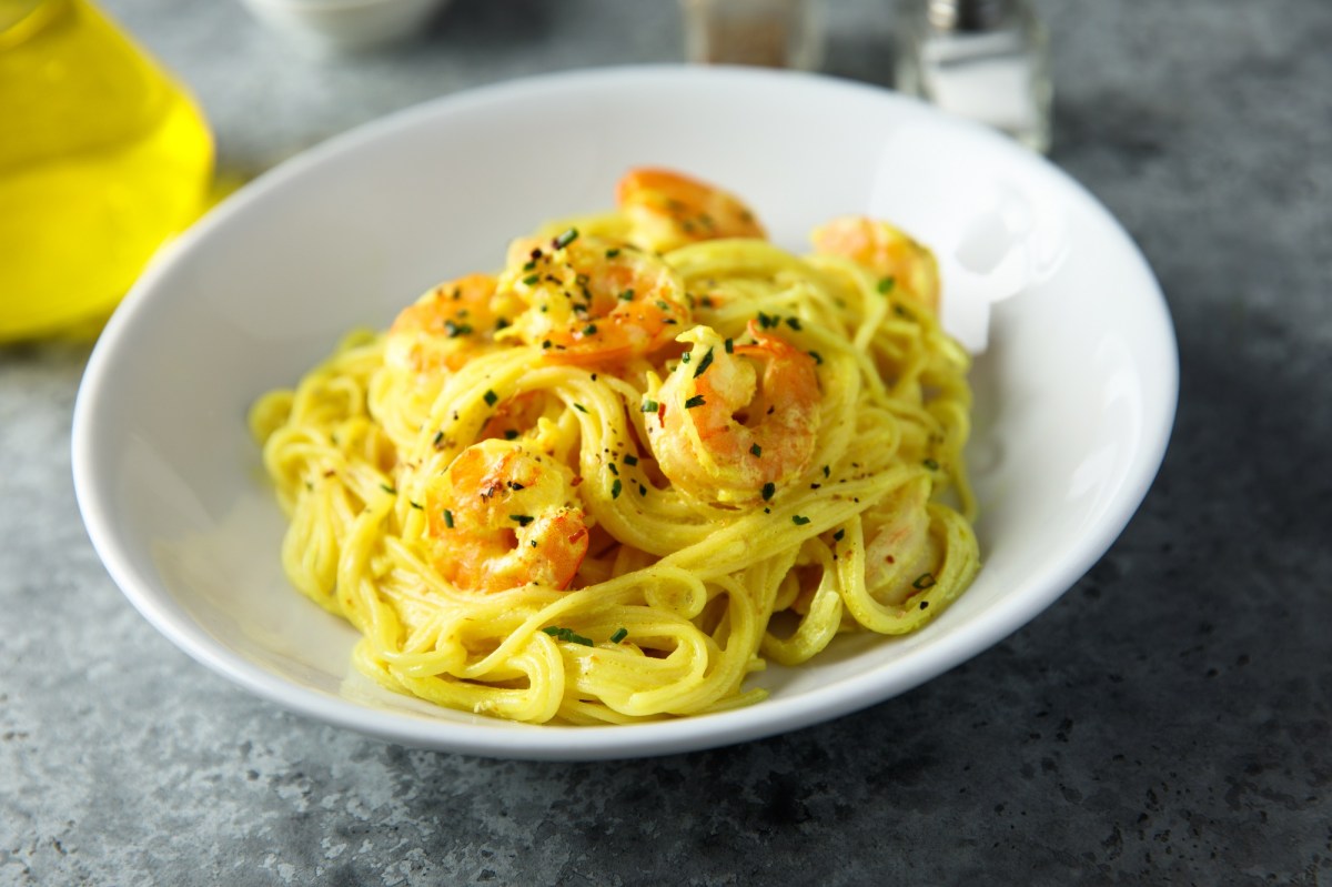 Ein weißer Teller mit Safran-Pasta mit Garnelen