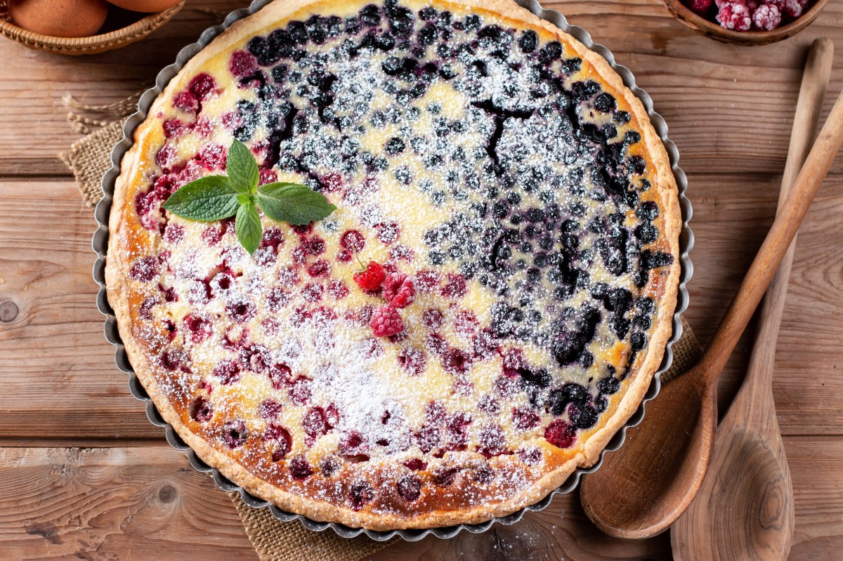 Schneller Mascarpone-Kuchen mit Johannisbeeren in der Tarteform, Draufsicht.