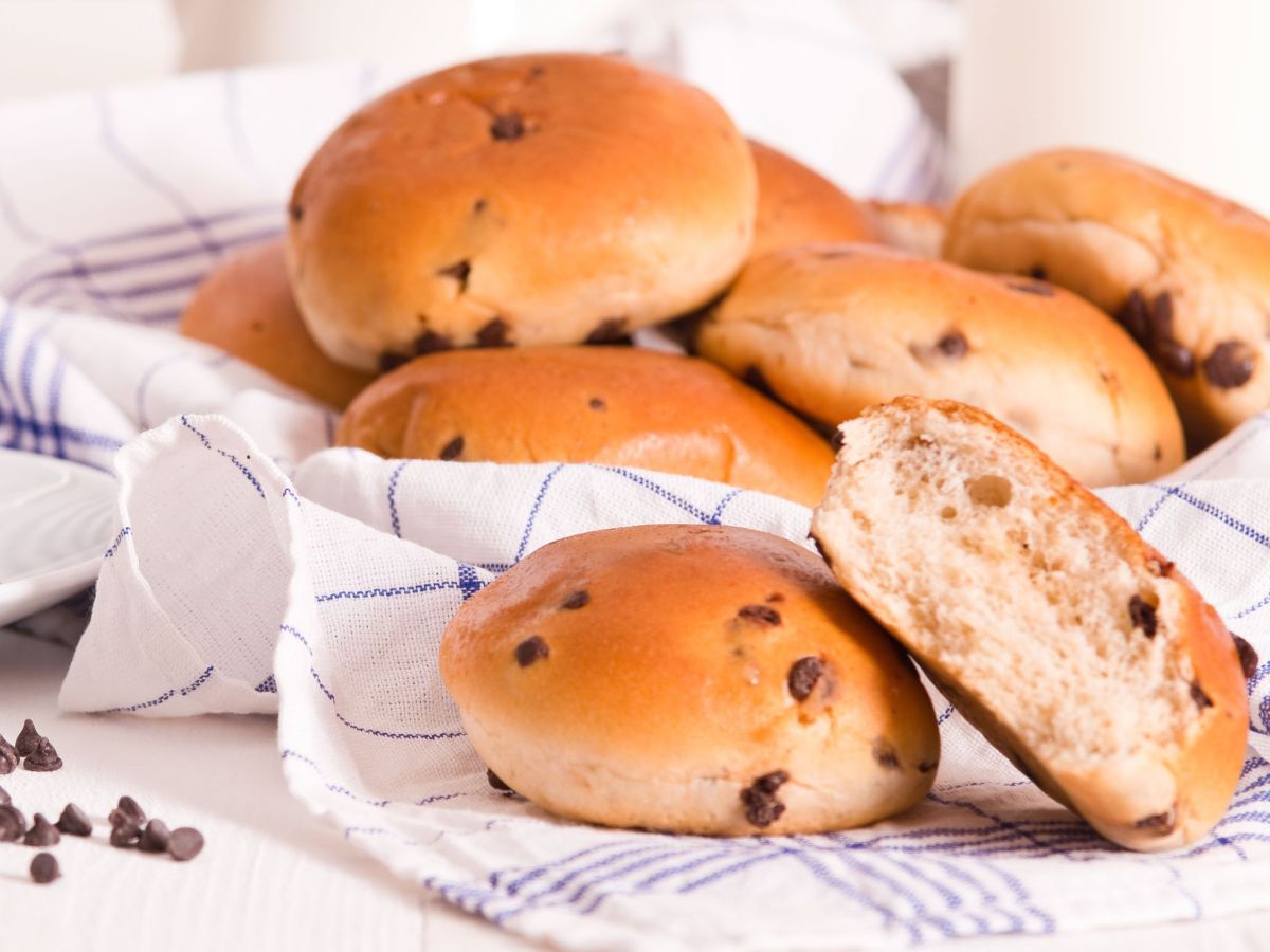 Mehrere Schokobrötchen liegen gestapelt auf einem Tischtuch.