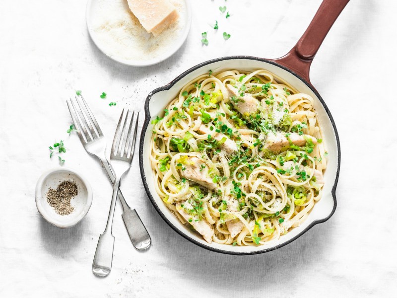 Spaghetti mit HÃ¤hnchen-Carbonara in einer Pfanne.