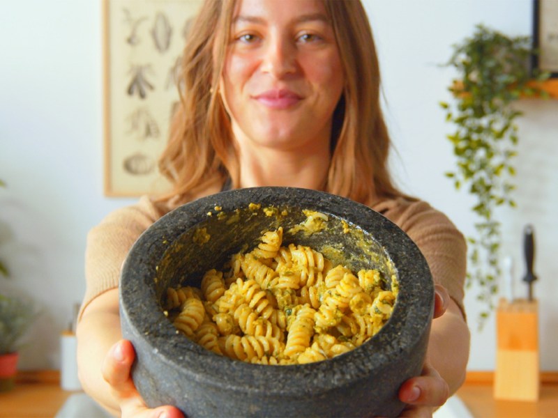 Spirelli mit Basilikumpesto in einem groÃŸen MÃ¶rser.