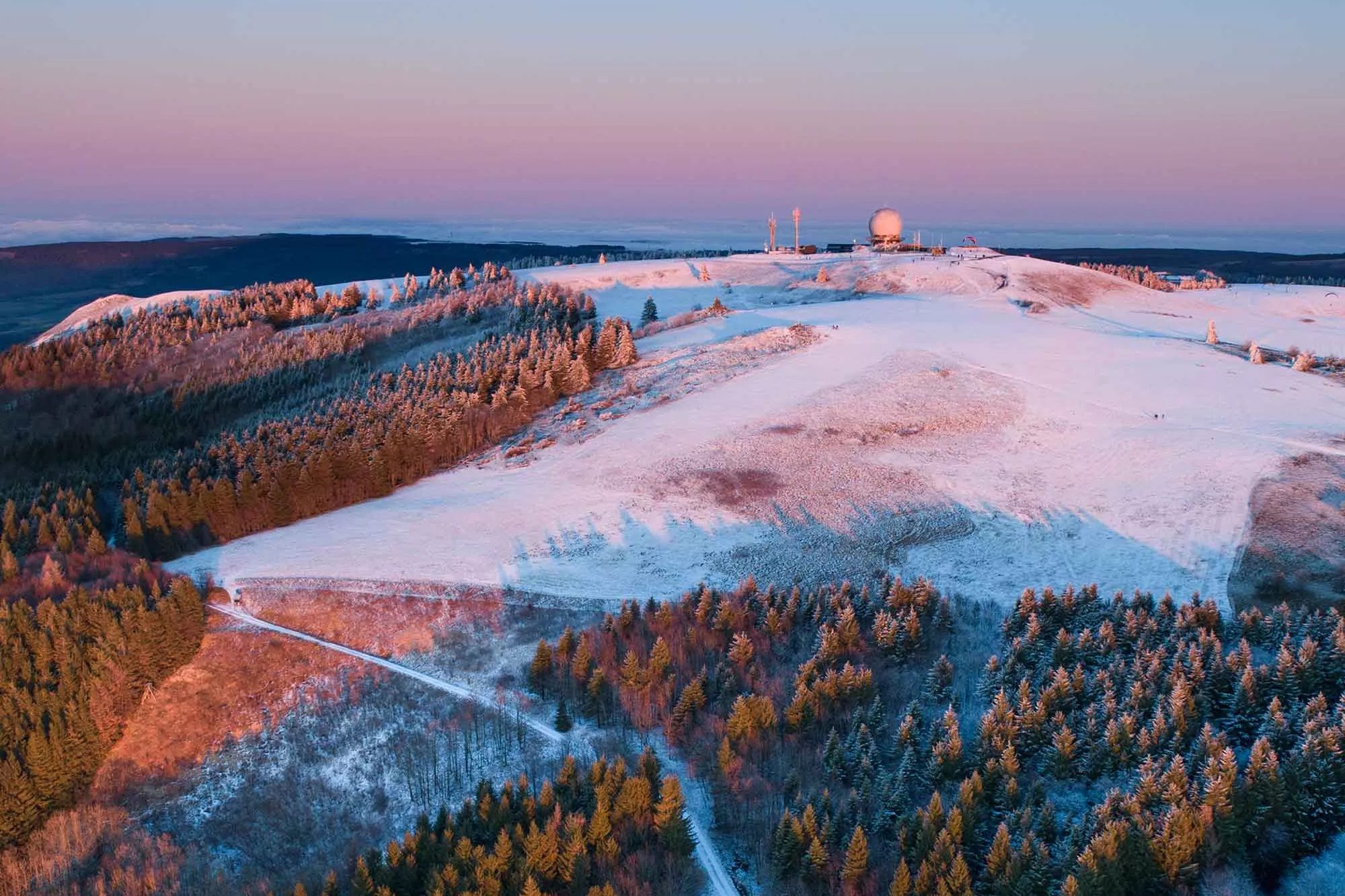 Das Biosphärenreservat Rhön im Dämmerlicht: Natur, so weit das Auge reicht.