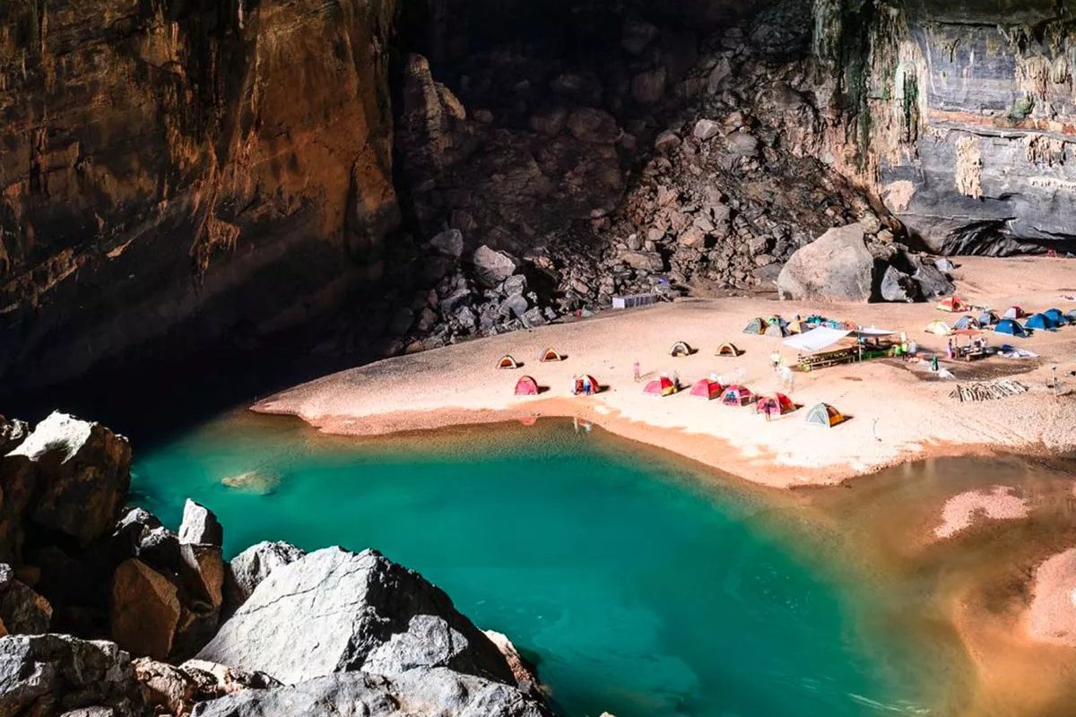 Die Höhle Hang Son Doong in Vietnam ist die größte Tropfsteinhöhle der Welt. 