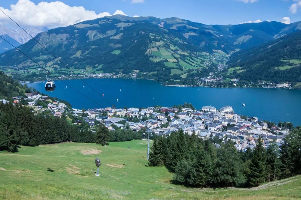 Grüne Wiesen sind Teil des Pinzgauer Spaziergangs im Salzburger Land.