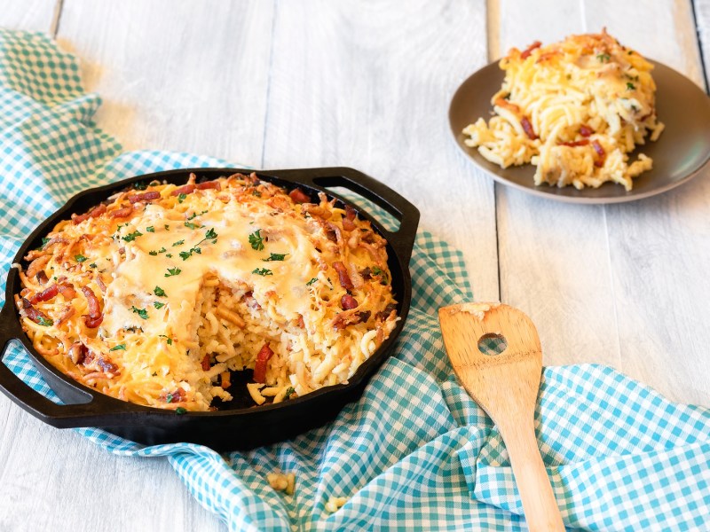 Ãœberbackene KÃ¤sespÃ¤tzle in einer Ofenform.