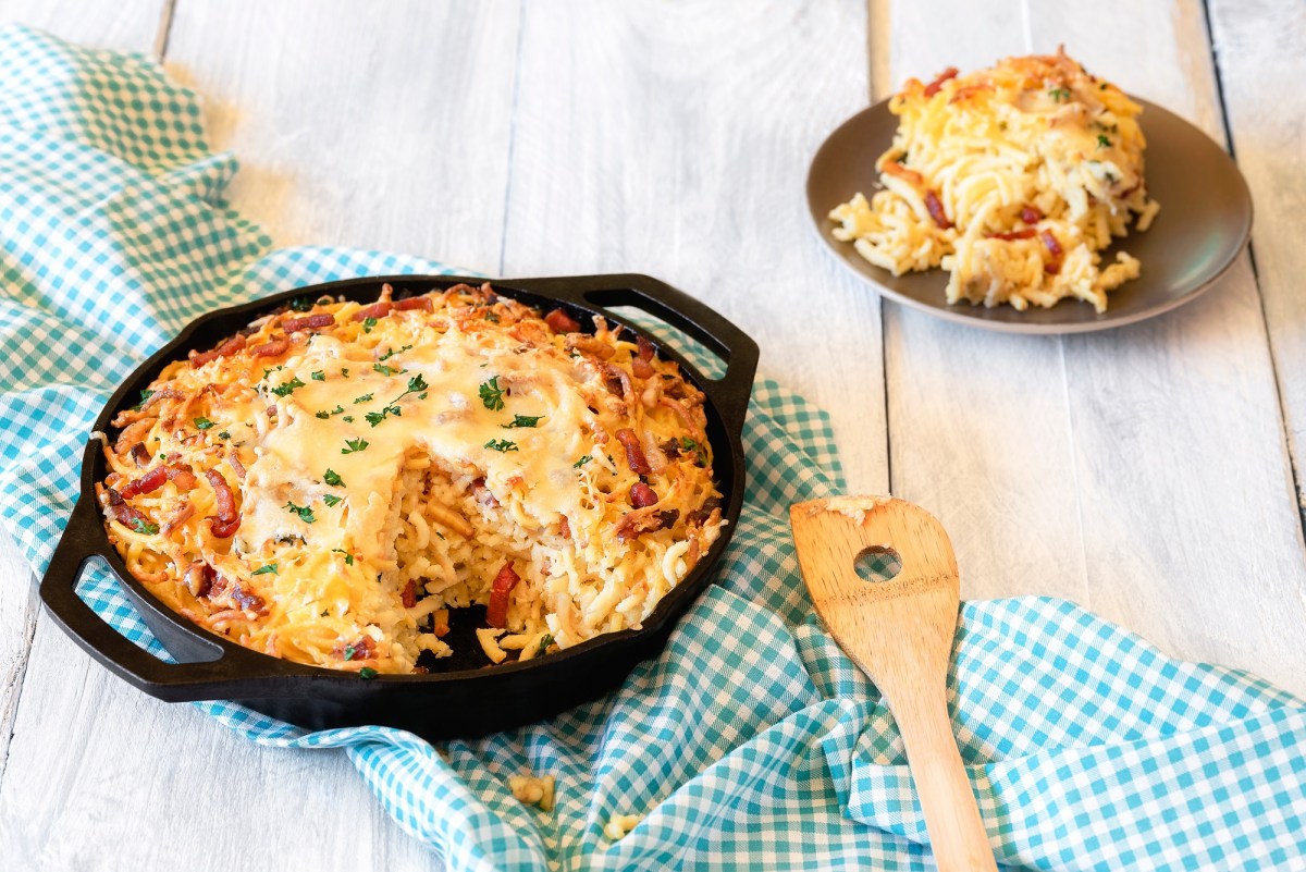 Ãœberbackene KÃ¤sespÃ¤tzle in einer Ofenform.