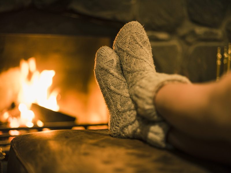 Wintersocken vor dem Kamin