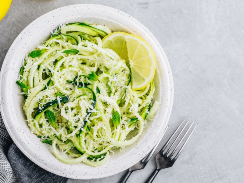 Ein Teller Zitronen-Pasta mit Zucchini und Minze.