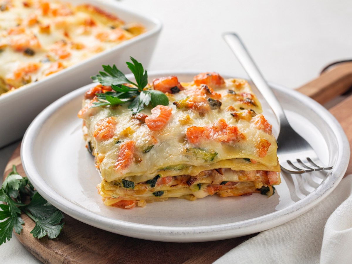 Teller mit eine stÃ¼ck Zucchini-Lasagne mit Lachs