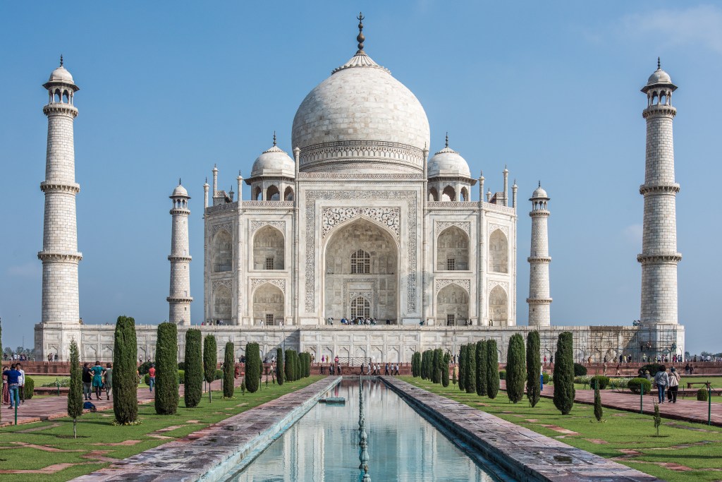 Das Taj Mahal befindet sich im indischen Bundesstaat Uttar Pradesh in der Stadt Agra.