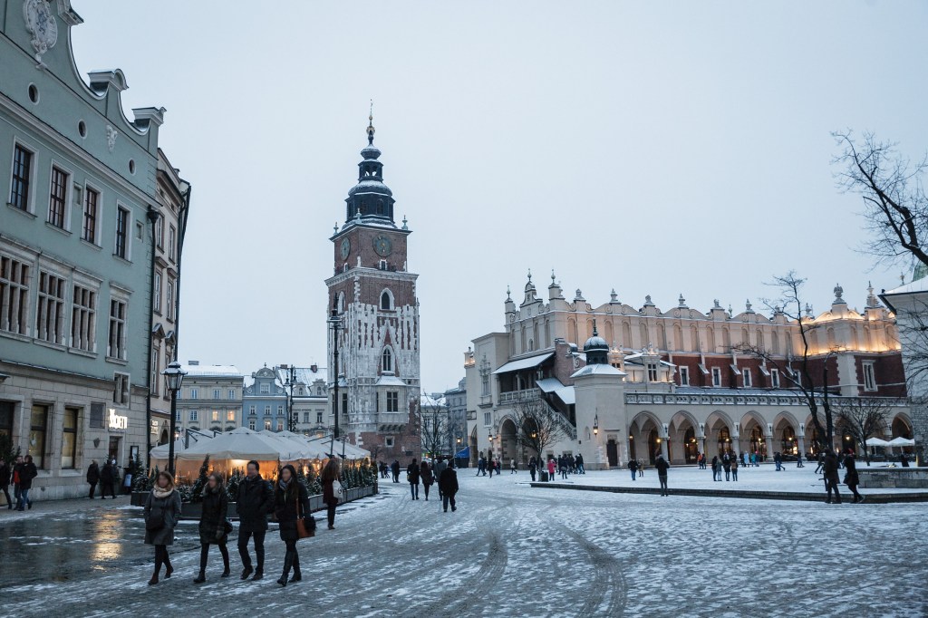 Der Krakauer Weihnachtsmarkt, auch bekannt als Jarmark Bożonarodzeniowy, ist eine der beliebtesten Wintertraditionen Polens 