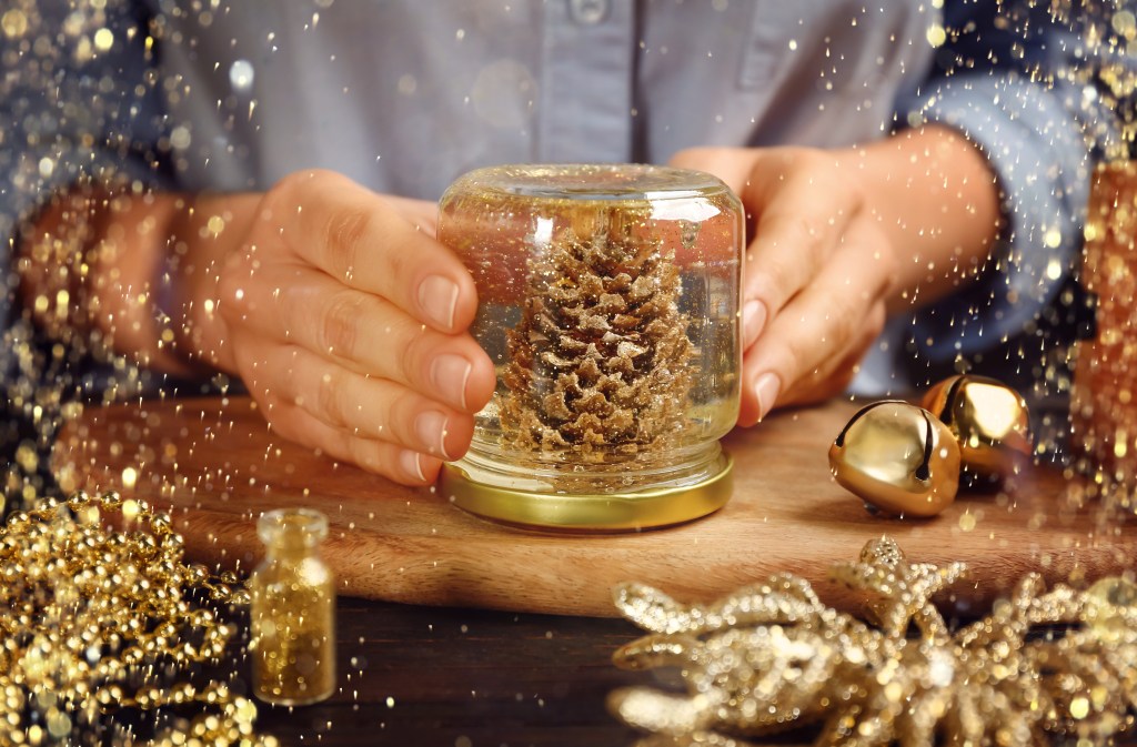 Weihnachtsdeko DIY: Schneekugel selber machen Schritt 3