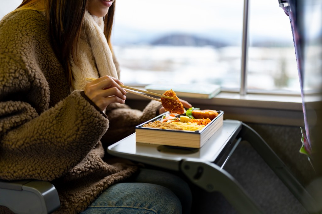 Normale Lunchboxen nehmen viel Platz in Anspruch, während man die faltbare Lunchboxen nach dem Essen einfach wieder zusammenfalten kann.