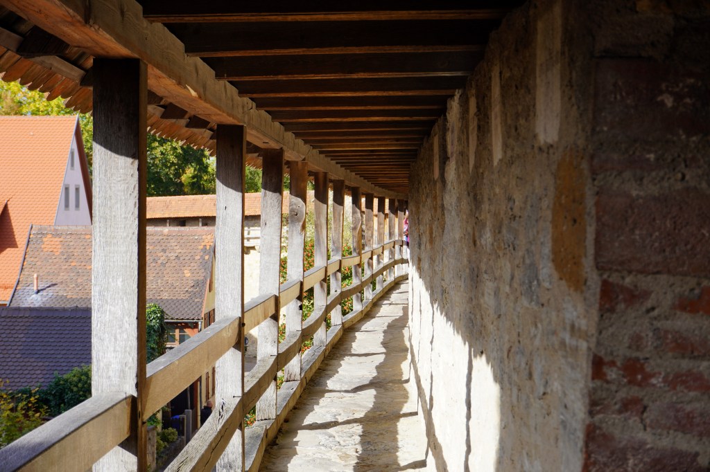 Auf der begehbaren Stadtmauer kannst du einen Spaziergang machen und dir die Stadt von oben ansehen.