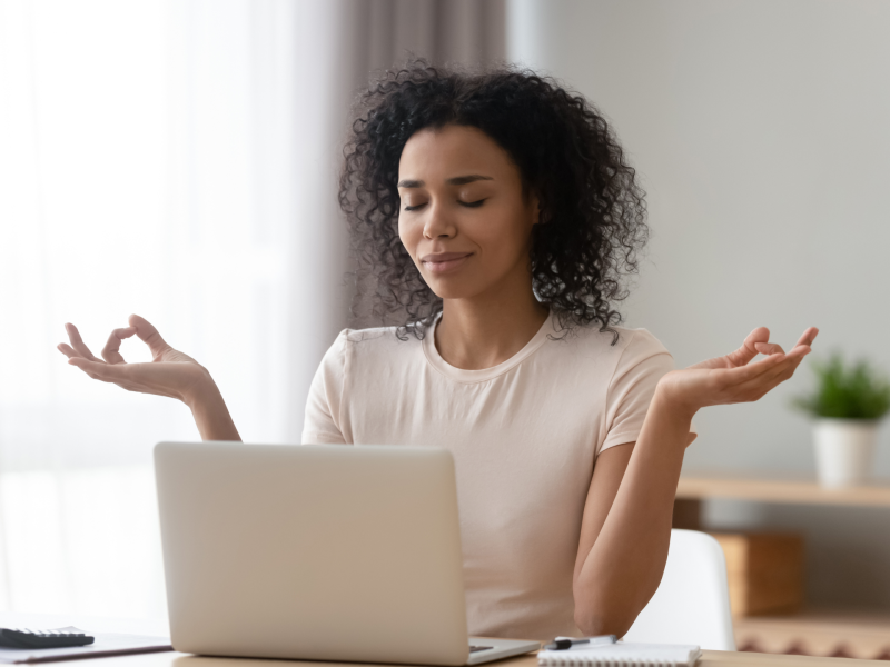 Frau Meditation am Schreibtisch