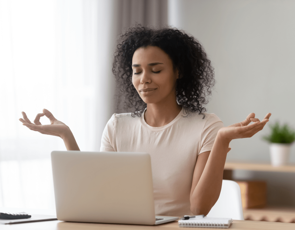 Frau Meditation am Schreibtisch